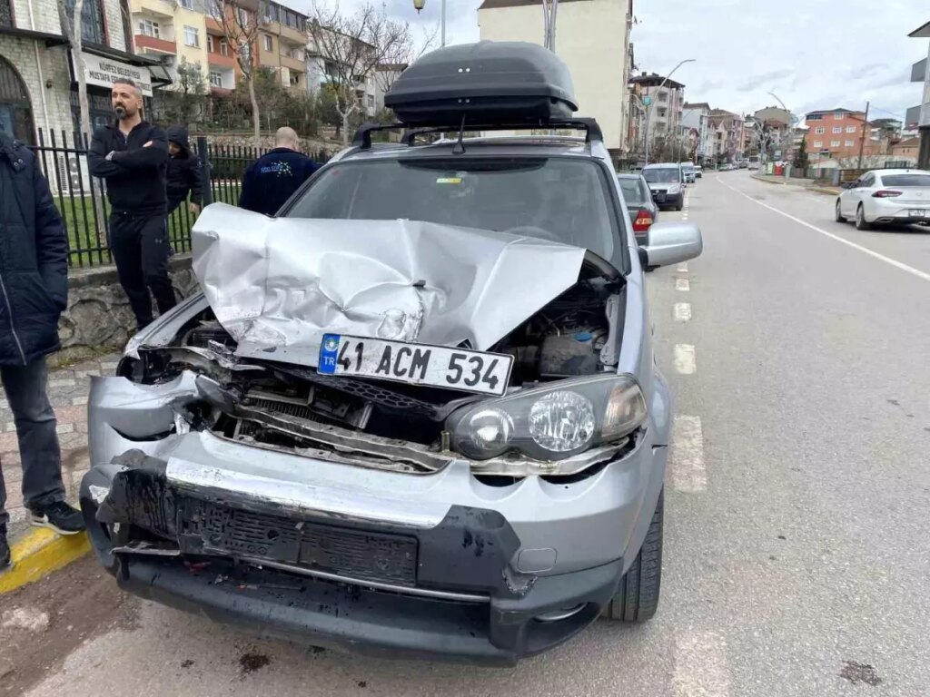 Kocaeli’de Park Halindeki Kamyonete Çarpan Otomobilde Çocuk Yaralandı
