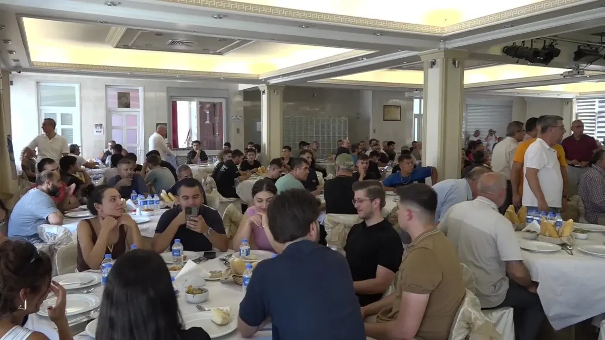 bornova belediye baskani eski esnaflarla birlikte kuru fasulye etkinliginde bir araya geldi yCXjbBAY