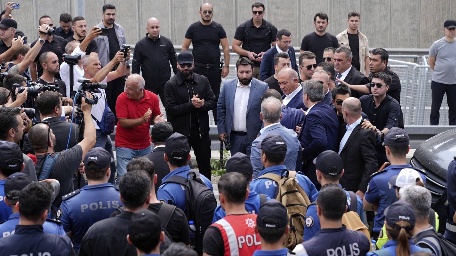 murat yetkin gursel tekin polisle girdigi binadan al polislerini git diye cikarilmis LWqq3Jtj