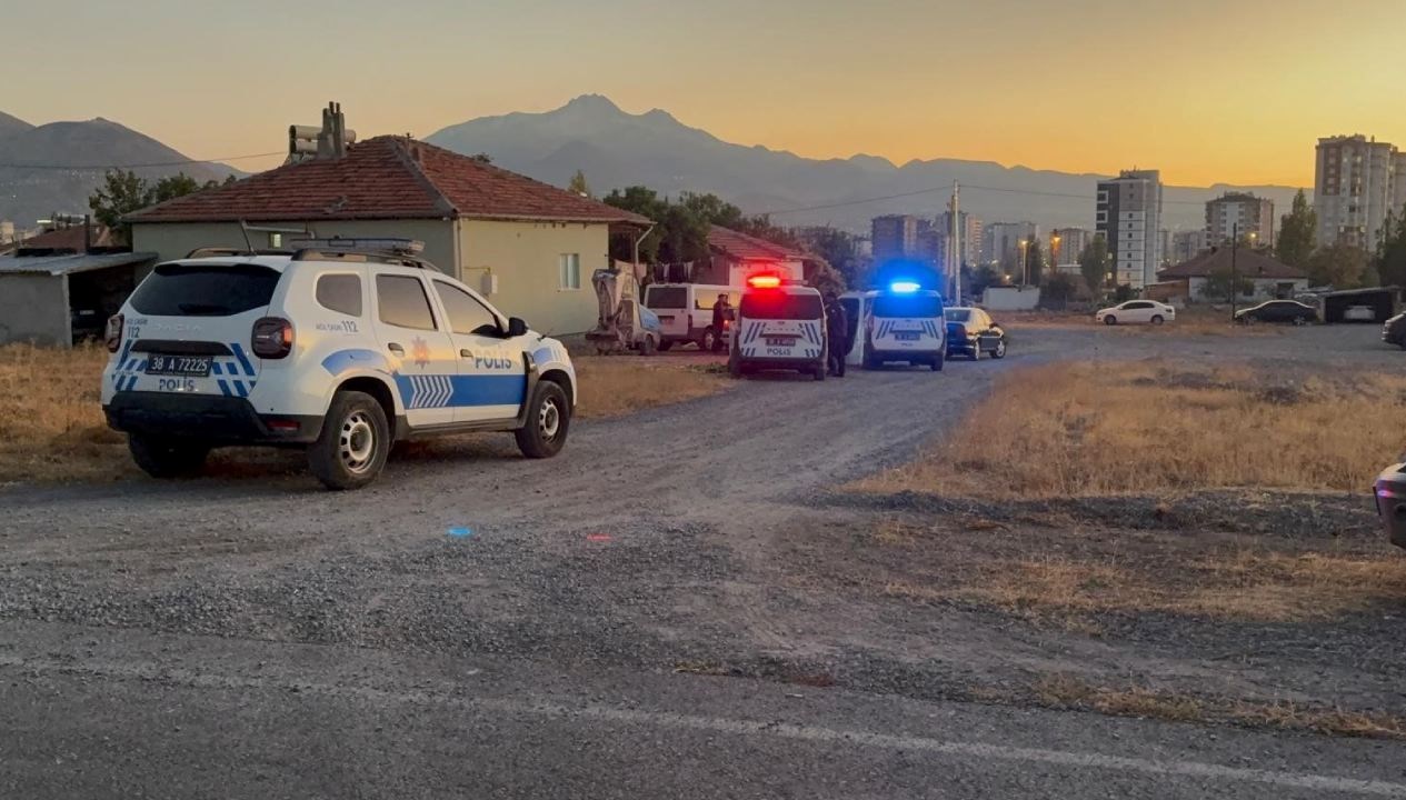 kar maskeli saldirganlar baba ve oglunu vurdu CnSsU5RR