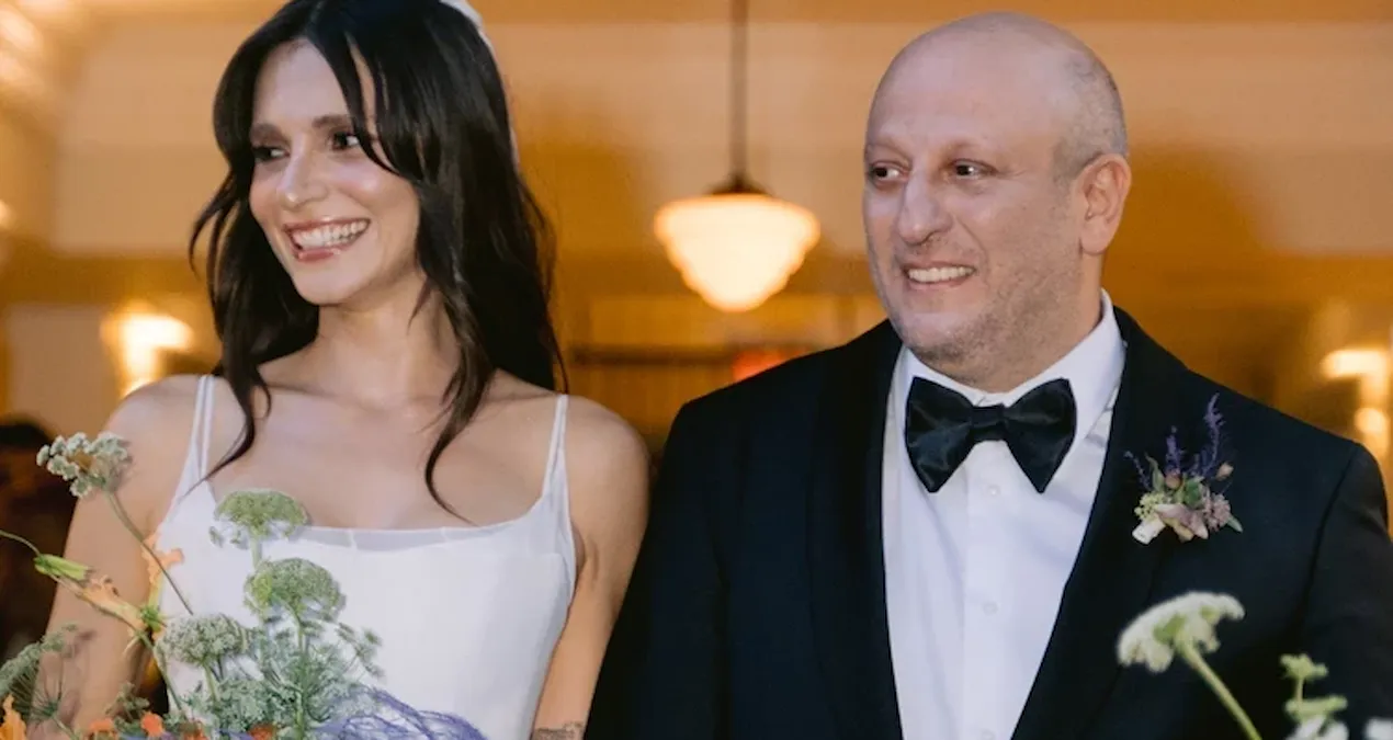 yeni anne olan genc sanatci ifade icin beklerken zoranlaryasadi 855r48Bx