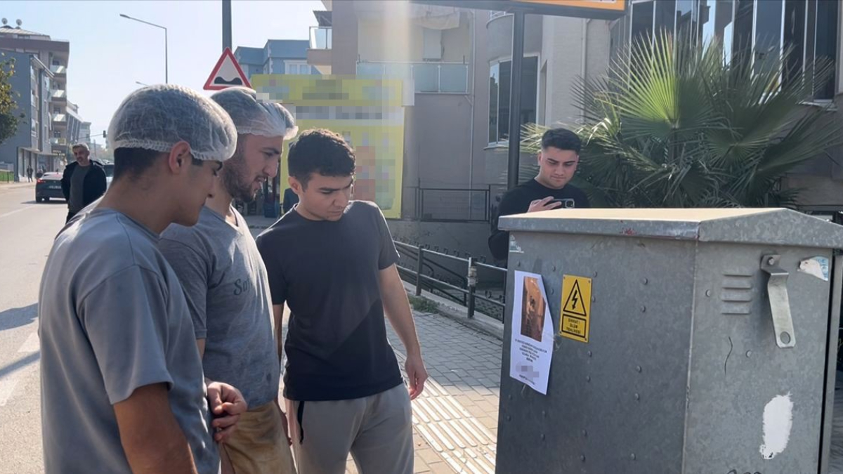 bursadan bir tanidiginin fotografini her yere asti kizlarinizi bu adamdan uzak tutun BWNebhDX.jpg